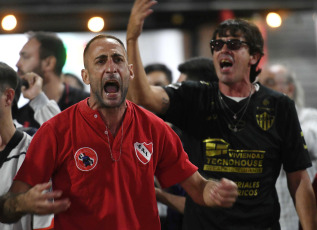 Buenos Aires, Argentina.- En las fotos tomadas el 11 de abril del 2023, tras la renuncia de Fabian Doman, los socios de Independiente protestaron frente a la sede del club. La crisis en Independiente se acentuó con la noticia de que Doman presentara su renuncia al cargo de presidente por intermedio de un comunicado que difundió en sus redes sociales.