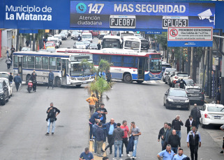 Buenos Aires, Argentina.- En las fotos tomadas el 3 de abril del 2023, colectiveros del Gran Buenos Aires realizan cortes de ruta y avenidas en reclamo de seguridad tras el crimen del chofer Daniel Barrientos durante un asalto cometido en la localidad bonaerense de Virrey del Pino, partido de La Matanza. Durante la protesta, el ministro Sergio Berni fue agredido y debió ser evacuado por la policía.