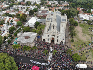 Santa Fe, Argentina.- In the photos taken on April 23, 2023, thousands of faithful participated in the 124th pilgrimage to the Basilica of Our Lady of Guadalupe in the city of Santa Fe, the main Catholic festivity in the province, with colorful processions that came from different towns to honor the patron saint of the local diocese. The party, which this year had the motto "Mary, renew our hope and sell our wounds", began on Saturday with various activities.