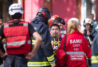 Buenos Aires, Argentina.- In the photos taken on April 26, 2023, the City Police, Fire Department and SAME resumed search tasks after the collapse of a two-story PH-type house, which collapsed this Tuesday ( 25) in the Buenos Aires neighborhood of Floresta and claimed the lives of a 19-year-old man and a 12-year-old girl. Although at first there was talk of three missing people, the Buenos Aires Ministry of Security confirmed that only one 71-year-old woman is missing.