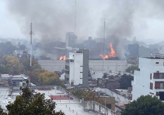 Buenos Aires, Argentina.- En las fotos tomadas el 24 de abril del 2023, bomberos de la Ciudad de Buenos Aires combaten un incendio en el edificio Iron Mountain, el mismo de la tragedia de 2014, cuando murieron dos agentes de Defensa Civil y ocho bomberos al derrumbarse una pared de la empresa de informática. Hasta el momento, no se pudieron establecer las causas del incendio.