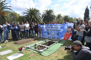 Buenos Aires, Argentina.- En las fotos tomadas el 4 de marzo del 2023, durante una ceremonia religiosa para despedir al chofer Daniel Barrientos, asesinado de un disparo en el pecho durante un asalto a bordo del colectivo de la línea 620 que conducía por la localidad bonaerense de Virrey del Pino, partido de La Matanza.