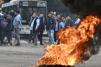 Buenos Aires, Argentina.- En las fotos tomadas el 3 de abril del 2023, colectiveros del Gran Buenos Aires realizan cortes de ruta y avenidas en reclamo de seguridad tras el crimen del chofer Daniel Barrientos durante un asalto cometido en la localidad bonaerense de Virrey del Pino, partido de La Matanza. Durante la protesta, el ministro Sergio Berni fue agredido y debió ser evacuado por la policía.