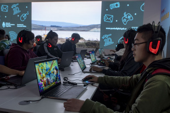 Buenos Aires, Argentina.- En las fotos tomadas el 20 de abril del 2023, muestra la feria IT Joven, que comenzó este miércoles en Tecnópolis con una amplia participación de jóvenes y autoridades que recorrieron la muestra compuesta por las principales empresas de tecnología, robótica y desarrollo de ciencia del país en conjunto con más de 20 universidades que durante cinco días buscará promover el interés sobre los últimos avances de la tecnología en jóvenes que empiezan a integrarse al mundo digital.