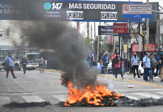 Buenos Aires, Argentina.- En las fotos tomadas el 3 de abril del 2023, colectiveros del Gran Buenos Aires realizan cortes de ruta y avenidas en reclamo de seguridad tras el crimen del chofer Daniel Barrientos durante un asalto cometido en la localidad bonaerense de Virrey del Pino, partido de La Matanza. Durante la protesta, el ministro Sergio Berni fue agredido y debió ser evacuado por la policía.