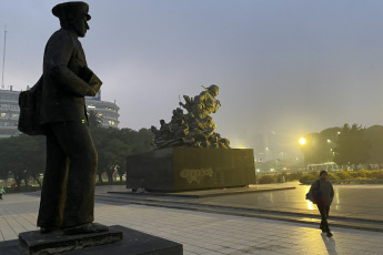 Buenos Aires, Argentina.- En las fotos tomadas el 24 de abril del 2023, muestra las calles de Buenos Aires cubierta por una densa capa de humo. Los cielos en la capital de Argentina y una extensa zona de su extrarradio fueron invadidas por un intenso humo y un fuerte olor a quemado cuyo origen seria un incendio forestal en Uruguay.