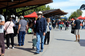 San Juan, Argentina.- En las fotos tomadas el 24 de abril del 2023, las personas compran sus alimentos en una feria de productores locales en San Juan, Argentina. El peso argentino se debilitó hasta un 4,2 % en el mercado cambiario paralelo, la mayor caída de este año, luego de que la inflación aumentara en marzo. En este sentido, los precios al consumidor han subido un 104,3 % en el último año.