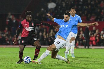 Rosario, Argentina.- En las fotos tomadas el 18 de abril del 2023, durante el encuentro entre Newell’s Old Boys y Blooming por la Copa Sudamericana 2023, en el Estadio Marcelo Bielsa. Con goles de Portillo (doblete) y Reasco, Newell’s, derrotó 3-0 a Blooming, en un partido que consagró el liderato del equipo rosarino en el seno del Grupo E.