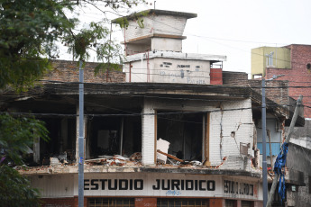 Buenos Aires, Argentina.- En las fotos tomadas el 25 de abril del 2023, muestra el lugar de la explosión en una vivienda en la localidad de Santos Lugares en la provincia de Buenos Aires. El hecho, dejó al menos seis heridos y se habría producido a raíz de una gran fuga de gas, por lo que 40 familias debieron ser evacuadas en un radio de 100 metros, informaron fuentes del partido bonaerense de Tres de Febrero.