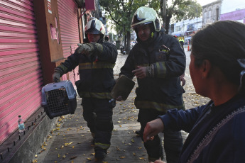 Buenos Aires, Argentina.- In the photos taken on April 26, 2023, the City Police, Fire Department and SAME resumed search tasks after the collapse of a two-story PH-type house, which collapsed this Tuesday ( 25) in the Buenos Aires neighborhood of Floresta and claimed the lives of a 19-year-old man and a 12-year-old girl. Although at first there was talk of three missing people, the Buenos Aires Ministry of Security confirmed that only one 71-year-old woman is missing.