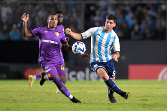 Buenos Aires, Argentina.- En las fotos tomadas el 20 de abril del 2023, durante el partido entre Racing Club y Aucas de Ecuador en un partido válido por la segunda jornada de la Copa Libertadores en el estadio Presidente Perón, de Avellaneda. Racing le ganó por 3-2 a Aucas y se posicionó como único líder del grupo A, que comparte también con Flamengo y Ñublense.