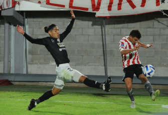 La Plata, Argentina.- In the photos taken on April 18, 2023, Estudiantes received in La Plata to Tacuary, from Paraguay, for the second date of Group C of the Copa Sudamericana. Estudiantes de La Plata triumphed 4-0 over Paraguayan Tacuary in a match that allowed him to command, along with Bragantino, Group C in this second day of the Copa Sudamericana.