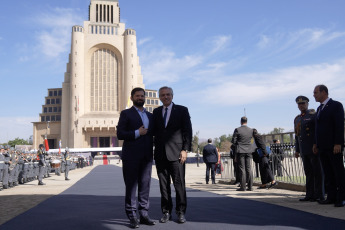 Santiago de Chile, Chile.- En las fotos tomadas el 5 de abril del 2023, el presidente de Argentina, Alberto Fernández (derecha), durante su visita oficial a Chile con la participación, junto a su homólogo Gabriel Boric (izquierda), en la conmemoración por el 205 aniversario de la Batalla de Maipú.