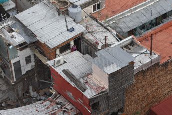 Buenos Aires, Argentina.- In the photos taken on April 26, 2023, the City Police, Fire Department and SAME resumed search tasks after the collapse of a two-story PH-type house, which collapsed this Tuesday ( 25) in the Buenos Aires neighborhood of Floresta and claimed the lives of a 19-year-old man and a 12-year-old girl. Although at first there was talk of three missing people, the Buenos Aires Ministry of Security confirmed that only one 71-year-old woman is missing.