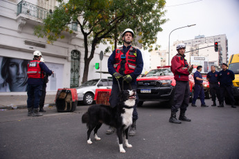 Buenos Aires, Argentina.- In the photos taken on April 26, 2023, the City Police, Fire Department and SAME resumed search tasks after the collapse of a two-story PH-type house, which collapsed this Tuesday ( 25) in the Buenos Aires neighborhood of Floresta and claimed the lives of a 19-year-old man and a 12-year-old girl. Although at first there was talk of three missing people, the Buenos Aires Ministry of Security confirmed that only one 71-year-old woman is missing.