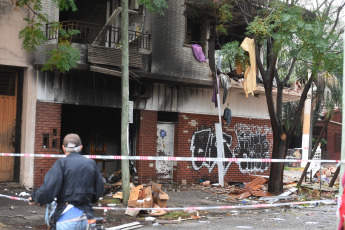 Buenos Aires, Argentina.- In the photos taken on April 25, 2023, it shows the place of the explosion in a house in the town of Santos Lugares in the province of Buenos Aires. The event left at least six injured and would have occurred as a result of a large gas leak, for which 40 families had to be evacuated within a 100-meter radius, sources from the Tres de Febrero party in Buenos Aires reported.