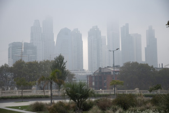 Buenos Aires, Argentina.- In the photos taken on April 24, 2023, it shows the streets of Buenos Aires covered by a dense layer of smoke. The skies in the capital of Argentina and a large area of its suburbs were invaded by intense smoke and a strong smell of burning whose origin would be a forest fire in Uruguay.