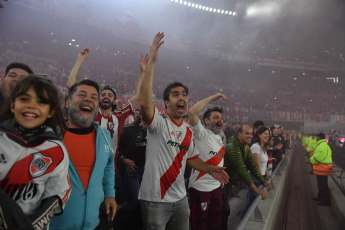 Buenos Aires, Argentina.- En las fotos tomadas el 23 de abril del 2023, durante el partido entre River Plate e Independiente en el Estadio Más Monumental por la jornada 13 de la Liga Profesional Argentina. River venció por 2-0 a Independiente como local, en un partido de la jornada 13 de la Liga Profesional Argentina. Para River los goles fueron marcados por Esequiel Barco (a los 17 minutos) y Miguel Borja (a los 80 minutos).