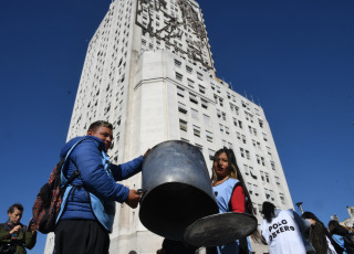 Buenos Aires, Argentina.- En las fotos tomadas el 20 de abril del 2023, organizaciones sociales de izquierda agrupadas en la Unidad Piquetera (UP) marcharon a la sede del Ministerio de Desarrollo Social, en pleno centro porteño, luego del acampe que realizaron en Plaza de Mayo "contra el ajuste, el hambre y el FMI" y en reclamo por la "creación de trabajo genuino" para los desocupados.