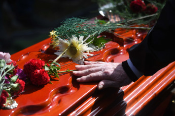 Buenos Aires, Argentina.- En las fotos tomadas el 4 de marzo del 2023, durante una ceremonia religiosa para despedir al chofer Daniel Barrientos, asesinado de un disparo en el pecho durante un asalto a bordo del colectivo de la línea 620 que conducía por la localidad bonaerense de Virrey del Pino, partido de La Matanza.