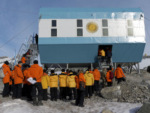 Antártida, Argentina.- En las fotos tomadas el 20 de abril del 2023, durante la inauguración de tres nuevos laboratorios multidisciplinarios destinados a las bases Esperanza, Orcadas y San Martín, junto a dos refugios científicos en las islas Vega y Cerro Nevado, que forman parte de la primera etapa del programa de infraestructuras impulsado por el Ministerio de Ciencia, Tecnología e Innovación, que busca potenciar las investigaciones en la Antártida argentina.