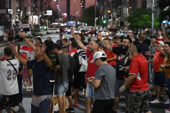 Buenos Aires, Argentina.- En las fotos tomadas el 11 de abril del 2023, tras la renuncia de Fabian Doman, los socios de Independiente protestaron frente a la sede del club. La crisis en Independiente se acentuó con la noticia de que Doman presentara su renuncia al cargo de presidente por intermedio de un comunicado que difundió en sus redes sociales.