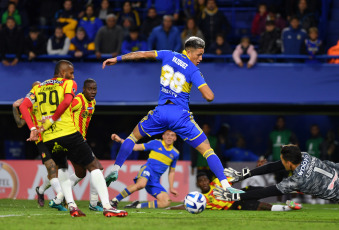 Buenos Aires, Argentina.- In the photos taken on April 18, 2023, during the match between Boca Juniors and Deportivo Pereira for date 2 of Group F of the Copa Libertadores 2023 at the Alberto J. Armando stadium, the 'Bombonera' from Buenos Aires. Boca beat Pereira's team 2-1, with goals from Luis Advíncula and Alan Varela. The Argentine club came back towards the end of the game and achieved its first victory in the Conmebol tournament.