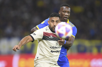 Buenos Aires, Argentina.- En las fotos tomadas el 9 de abril del 2023, durante el encuentro entre Boca Juniors y Colón en el Estadio La Bombonera, por la fecha 10 de la Liga Profesional Argentina 2023. Boca sufrió una dura derrota por 1-2 ante Colón. Con un gol de Teuten (90+1′), el ‘Sabalero’ consiguió su primer triunfo en el torneo.