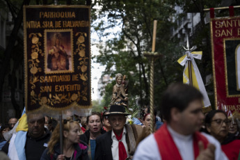 Buenos Aires, Argentina.- En las fotos tomadas el 19 de abril del 2023, miles de peregrinos se acercaron con estampitas, llaves y velas al santuario de San Expedito en la parroquia Nuestra Señora de Balvanera, en Once, que como cada 19 de abril deja sus puertas abiertas las 24 horas para el ingreso de los fieles del santo patrono de las causas justas y urgentes.