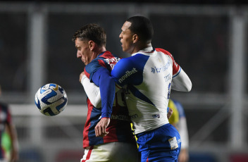 Buenos Aires, Argentina.- In the photos taken on April 20, 2023, during the match between San Lorenzo and Fortaleza at the Pedro Bidegain stadium for the 2nd group stage of the Copa Sudamericana 2023. Fortaleza of Brazil defeated 0-2 to San Lorenzo. Goals by goalkeeper Augusto Batalla, against, and Guilherme allowed the Brazilian team to remain as the leader with an ideal score of six points.