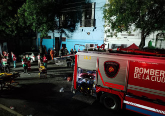 Buenos Aires, Argentina.- En las fotos tomadas el 26 de abril del 2023, personal policial, bomberos y Defensa Civil trabajan para rescatar a las personas que quedaron en el interior de una vivienda que se derrumbó este martes por la noche en el barrio porteño de Floresta. Se confirmaron dos víctimas fatales, una niña de 12 años y un hombre de 35, mientras que el SAME atendió y trasladó a 21 personas heridas.