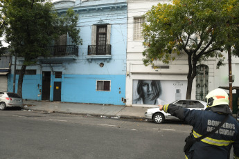 Buenos Aires, Argentina.- En las fotos tomadas el 26 de abril del 2023, la Policía de la Ciudad, Bomberos y el SAME reanudaron las tareas de búsqueda tras el derrumbe de una vivienda tipo PH de dos pisos, que se desplomó este martes (25) en el barrio porteño de Floresta y se cobró la vida de un hombre de 19 años y una niña de 12 años. Aunque al principio se habló de tres personas desaparecidas, el Ministerio de Seguridad porteño confirmó que solo está desaparecida una mujer de 71 años.