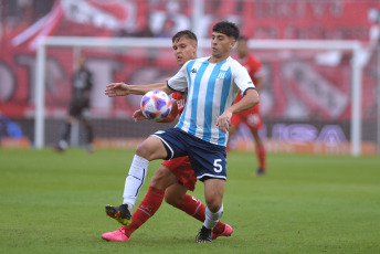 Buenos Aires, Argentina.- In the photos taken on April 16, 2023, Independiente and Racing Club play the Avellaneda classic at the Ricardo Bochini stadium, in a match valid for the twelfth day of the Professional Football League. Independiente and Racing drew 1-1, in a duel that was involved in controversy due to a penalty taken on the visit for Matías Rojas' tie at 38 minutes.