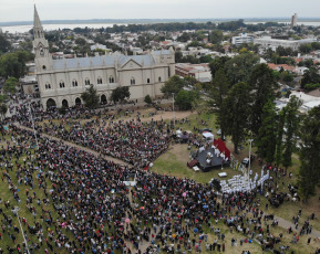 Santa Fe, Argentina.- In the photos taken on April 23, 2023, thousands of faithful participated in the 124th pilgrimage to the Basilica of Our Lady of Guadalupe in the city of Santa Fe, the main Catholic festivity in the province, with colorful processions that came from different towns to honor the patron saint of the local diocese. The party, which this year had the motto "Mary, renew our hope and sell our wounds", began on Saturday with various activities.