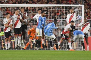 Buenos Aires, Argentina.- En las fotos tomadas el 19 de abril del 2023, River Plate enfrentó a Sporting Cristal en un partido por la segunda fecha del grupo D de la Copa Libertadores, en el estadio Monumental, en Buenos Aires, ante más de 80.000 espectadores. El argentino River Plate le ganó al peruano Sporting Cristal 4-2, por lo que suma tres puntos, pese a jugar buena parte del encuentro con diez jugadores por la expulsión del defensor Enzo Díaz (38).