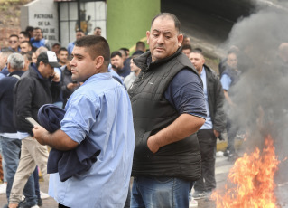 Buenos Aires, Argentina.- En las fotos tomadas el 3 de abril del 2023, colectiveros del Gran Buenos Aires realizan cortes de ruta y avenidas en reclamo de seguridad tras el crimen del chofer Daniel Barrientos durante un asalto cometido en la localidad bonaerense de Virrey del Pino, partido de La Matanza. Durante la protesta, el ministro Sergio Berni fue agredido y debió ser evacuado por la policía.