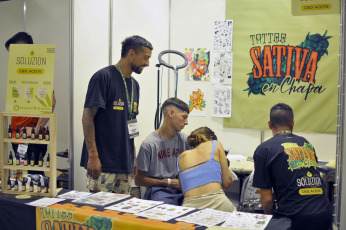 Mar del Plata, Argentina.- En las fotos tomadas el 9 de abril del 2023, durante la I Cumbre Internacional de Cannabis y Cáñamo en el Hotel Gran Provincial (NH) de Mar del Plata. Cerca de 50 stands interiorizaron sobre el mundo cannábico el viernes, sábado y domingo y contó la participación de referentes argentinos e internacionales en temas como salud, cultivo, semillas, biocombustibles, agro, biotecnología y negocios.