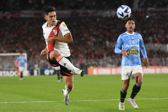 Buenos Aires, Argentina.- En las fotos tomadas el 19 de abril del 2023, River Plate enfrentó a Sporting Cristal en un partido por la segunda fecha del grupo D de la Copa Libertadores, en el estadio Monumental, en Buenos Aires, ante más de 80.000 espectadores. El argentino River Plate le ganó al peruano Sporting Cristal 4-2, por lo que suma tres puntos, pese a jugar buena parte del encuentro con diez jugadores por la expulsión del defensor Enzo Díaz (38).