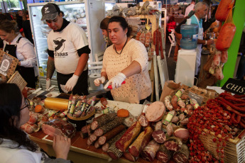 Buenos Aires, Argentina.- En las fotos tomadas el 16 de abril del 2023, miles de personas asistieron a la última jornada del Mercado Argentino de Productos y Productores Agroalimentarios (Mappa), que se desarrolló en el barrio porteño de Colegiales. La última jornada del Mercado Argentino de Productos y Productores Agroalimentarios contó con la presencia de 320 grandes exponentes de la gastronomía nacional, quienes ofrecieron al público una amplia gama de más de siete mil productos de diferentes regiones del país.