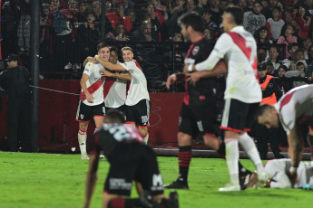 Rosario, Argentina.- In the photos taken on April 16, 2023, during the match between River Plate and Newell's in Rosario for the Argentine Professional League. With a goal from Pablo Solari, River Plate beat Newell's 1-0 as a visitor and remains at the top of the Professional Football League with 30 points after 12 days.