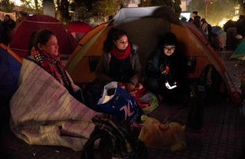 Buenos Aires, Argentina.- En las fotos tomadas el 20 de abril del 2023, organizaciones sociales de izquierda agrupadas en la Unidad Piquetera (UP) realizaron un acampe en Plaza de Mayo, frente a la Casa Rosada, "contra el ajuste, el hambre y el FMI". La protesta se enmarcó en el plan de lucha "contra el ajuste y el hambre" y apunta a mejorar la situación de quienes integran la economía popular.