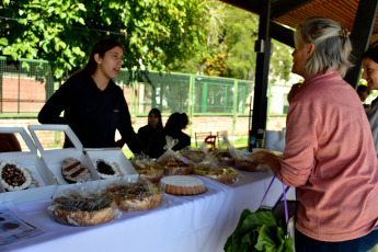 San Juan, Argentina.- In the photos taken on April 24, 2023, people buy their food at a local producers' fair in San Juan, Argentina. The Argentine peso weakened as much as 4.2% in the parallel foreign exchange market, the biggest drop this year, after inflation increased in March. In this sense, consumer prices have risen 104.3% in the last year.