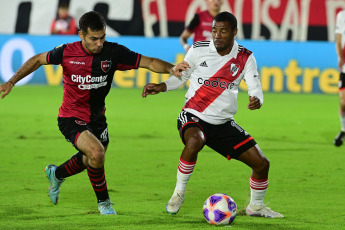 Rosario, Argentina.- En las fotos tomadas el 16 de abril del 2023, durante el partido entre River Plate y Newell’s en Rosario por la Liga Profesional Argentina. Con gol de Pablo Solari, River Plate venció 1-0 a Newell’s como visitante y se mantiene en la cima de la Liga Profesional de Fútbol con 30 puntos al cabo de 12 jornadas.