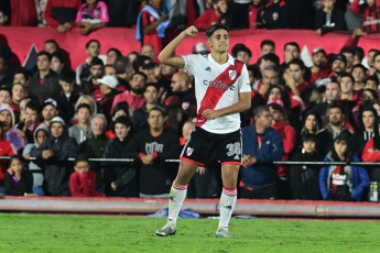 Rosario, Argentina.- In the photos taken on April 16, 2023, during the match between River Plate and Newell's in Rosario for the Argentine Professional League. With a goal from Pablo Solari, River Plate beat Newell's 1-0 as a visitor and remains at the top of the Professional Football League with 30 points after 12 days.