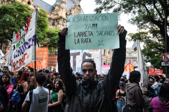 Buenos Aires, Argentina.- En las fotos tomadas el 25 de abril del 2023, docentes y estudiantes de la ciudad de Buenos Aires marcharon a la Legislatura porteña para denunciar "el vaciamiento educativo" y reclamar por mejores condiciones salariales para los docentes, mayor cantidad y calidad nutricional de las viandas y el mantenimiento adecuado de los edificios.