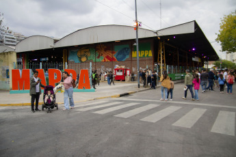 Buenos Aires, Argentina.- En las fotos tomadas el 16 de abril del 2023, miles de personas asistieron a la última jornada del Mercado Argentino de Productos y Productores Agroalimentarios (Mappa), que se desarrolló en el barrio porteño de Colegiales. La última jornada del Mercado Argentino de Productos y Productores Agroalimentarios contó con la presencia de 320 grandes exponentes de la gastronomía nacional, quienes ofrecieron al público una amplia gama de más de siete mil productos de diferentes regiones del país.