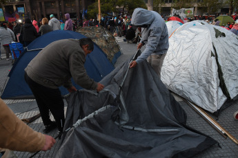 Buenos Aires, Argentina.- En las fotos tomadas el 20 de abril del 2023, organizaciones sociales de izquierda agrupadas en la Unidad Piquetera (UP) marcharon a la sede del Ministerio de Desarrollo Social, en pleno centro porteño, luego del acampe que realizaron en Plaza de Mayo "contra el ajuste, el hambre y el FMI" y en reclamo por la "creación de trabajo genuino" para los desocupados.