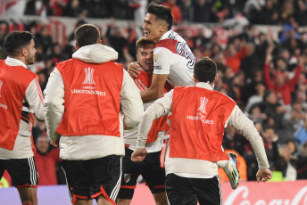 Buenos Aires, Argentina.- En las fotos tomadas el 19 de abril del 2023, River Plate enfrentó a Sporting Cristal en un partido por la segunda fecha del grupo D de la Copa Libertadores, en el estadio Monumental, en Buenos Aires, ante más de 80.000 espectadores. El argentino River Plate le ganó al peruano Sporting Cristal 4-2, por lo que suma tres puntos, pese a jugar buena parte del encuentro con diez jugadores por la expulsión del defensor Enzo Díaz (38).