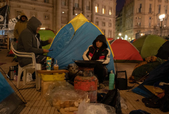 Buenos Aires, Argentina.- En las fotos tomadas el 20 de abril del 2023, organizaciones sociales de izquierda agrupadas en la Unidad Piquetera (UP) realizaron un acampe en Plaza de Mayo, frente a la Casa Rosada, "contra el ajuste, el hambre y el FMI". La protesta se enmarcó en el plan de lucha "contra el ajuste y el hambre" y apunta a mejorar la situación de quienes integran la economía popular.