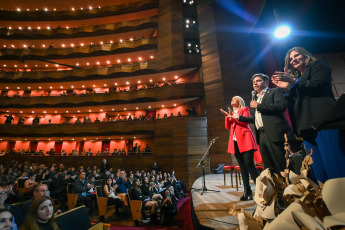 La Plata, Argentina.- En las fotos tomadas el 20 de abril del 2023, durante la reapertura de la sala "Alberto Ginastera" del Teatro Argentino de La Plata tras haber concluido los trabajos de puesta en valor del edificio. La reapertura del establecimiento con capacidad para 1.780, tras una inversión de más de 350 millones de pesos, comenzó con el Himno Nacional Argentino y luego ofreció la Sinfonía N° 9 de Ludwig van Beethoven.